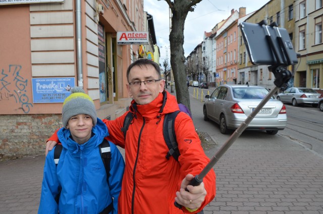 Arkadiusz Dera z synem Sebastianem na ul. Dworcowej - na kilkanaście minut przed odjazdem do Berlina.