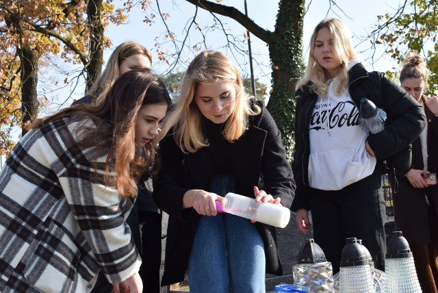 Uczniowie tarnobrzeskiego Kopernika uczcili pamięć byłych nauczycieli swojej szkoły