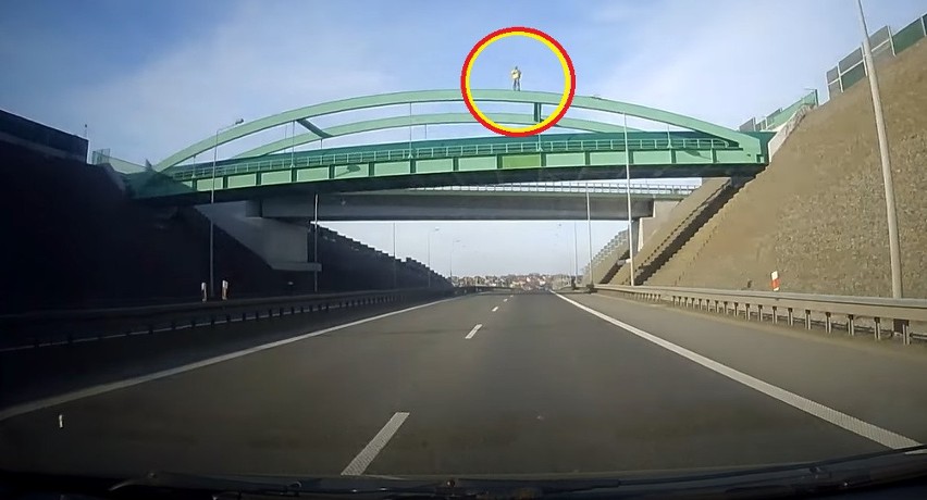 Bielsko-Biała. Kaskader nad drogą ekspresową S1. Kierowca nagrał niebezpieczne zachowanie – WIDEO