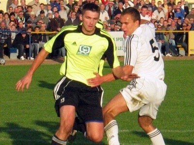 Michał Bachor (z lewej) w barwach Leśnicy wiele razy rywalizował z Tomaszem Damratem (z prawej) i innymi zawodnikami Ruchu. Teraz być może dołączy do klubu ze Zdzieszowic.