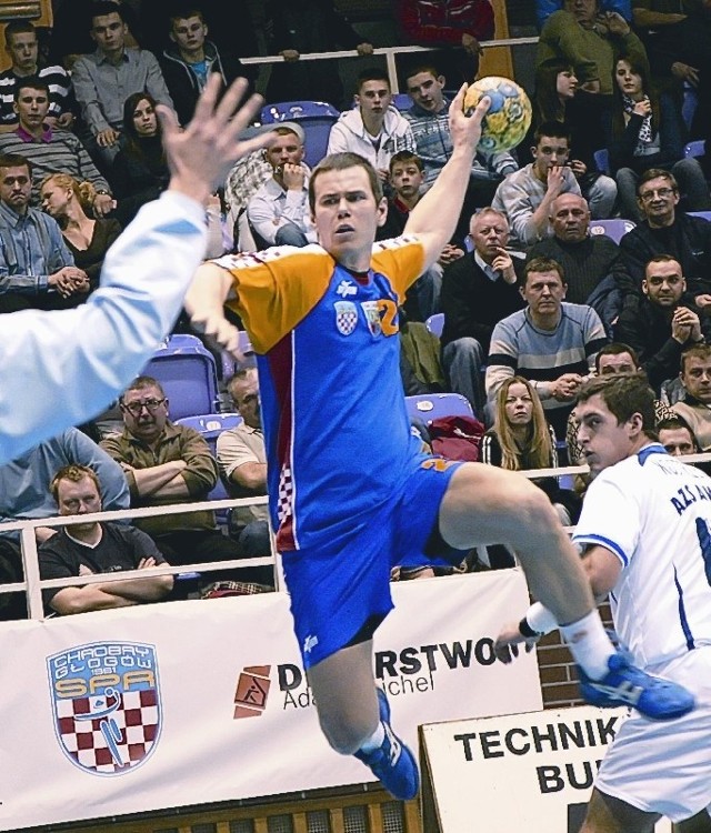 Bohaterami meczu z akademikami byli z pewnością bramkarz Krzysztof Szczęsny i zdobywca 10 bramek Maciej Ścigaj (z piłką)
