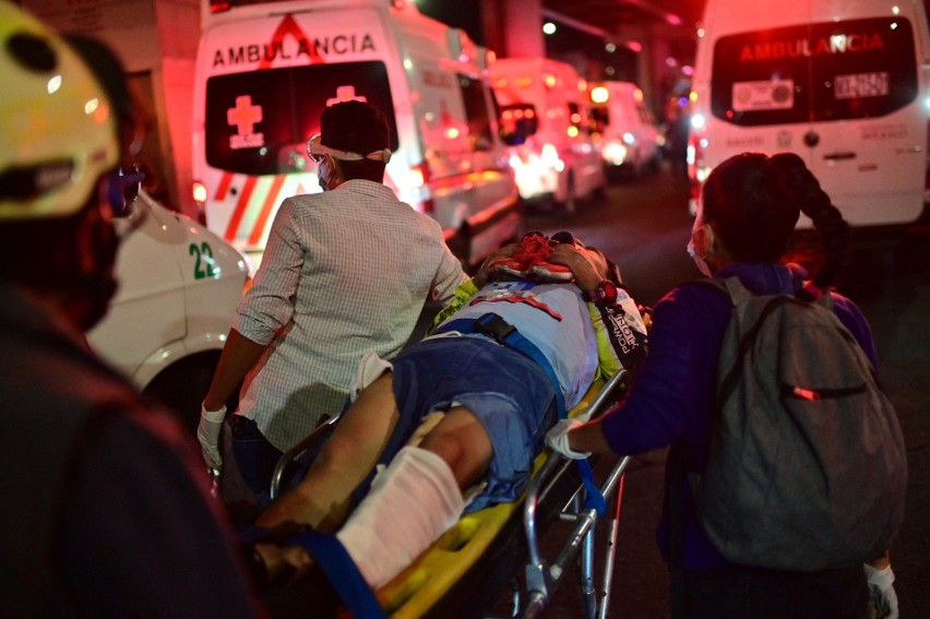Masakra na stacji metra w stolicy Meksyku. Runął wiadukt i wagoniki spadały na samochody. 23 osoby nie żyją