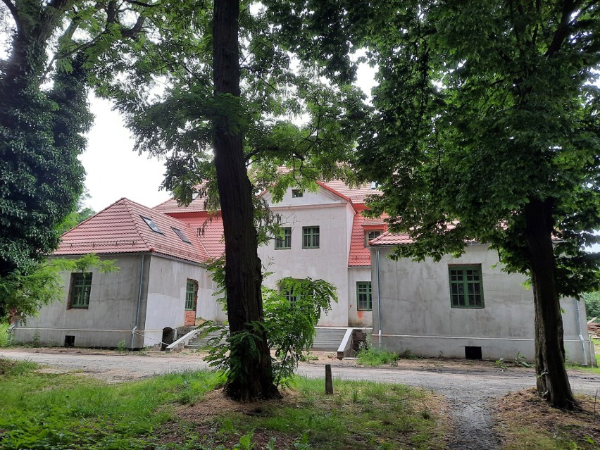 Remontowany dworek w Gorzowie Śląskim