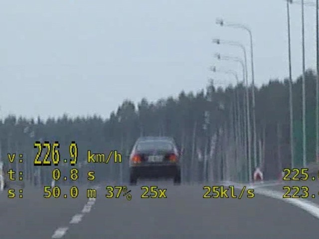 Kierowca mercedesa pędził trasą S3 z prędkością ponad 200 km/h.