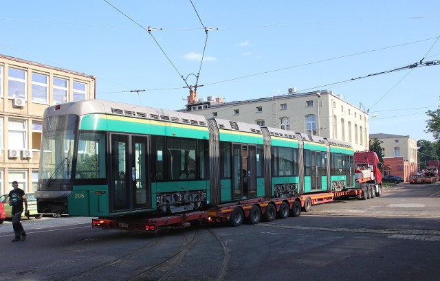 Tramwaje z Helsinek dotarły do Łodzi 7 lipca o godz. 5 rano. Zobacz zdjęcia z transportu tramwajów