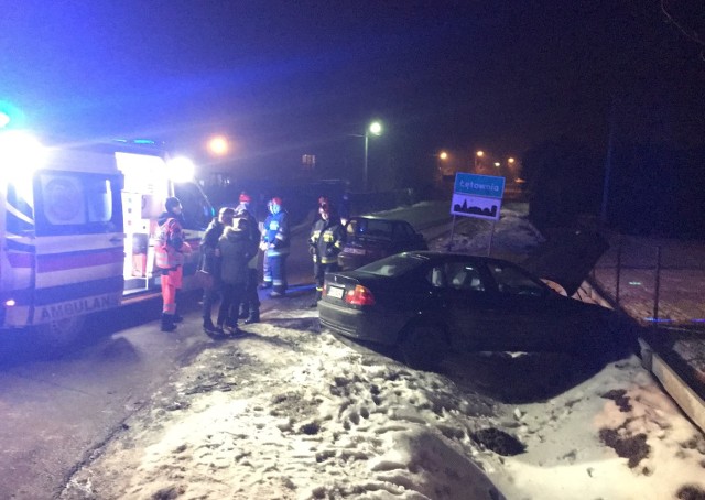 Do zdarzenia doszło w środę przed godz. 19 w Łętowni w pow. przemyskim. Nikt nie został poważnie ranny.50-letni kierujący BMW E30 jechał z Wapowiec w kierunku Przemyśla. Za nim poruszał się 21-latek w drugim BMW. - Gdy pierwszy z mężczyzn skręcał w lewo (w stronę Bełwina - przyp. red.), drugi kierowca uderzył w jego lewy bok. Za wyprzedzanie w miejscu niedozwolonym jakim jest skrzyżowanie, 21-latek został ukaranym mandatem karnym w wysokości 250 zł. Zatrzymano mu dowód rejestracyjny - powiedziała sierż. szt. Marta Fac z Komendy Miejskiej Policji  w Przemyślu.BMW 21-latka zatrzymało się w przydrożnym rowie. 20-letnia pasażerka doznała urazu nosa. Odmówiła jednak transportu do szpitala.