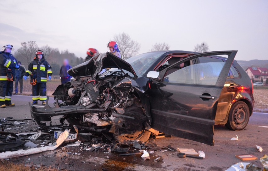 Wypadek w Ruszelczycach w powiecie przemyskim. Na DW 884 volkswagen polo czołowo zderzył się z mercedesem. Są ranni [ZDJĘCIA]