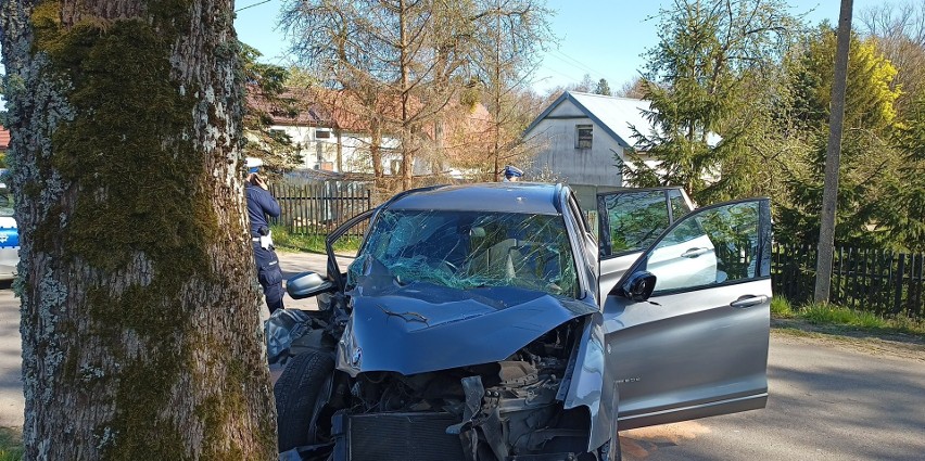 Pijany kierowca uderzył w drzewo we Włynkówku. Stracił prawo...