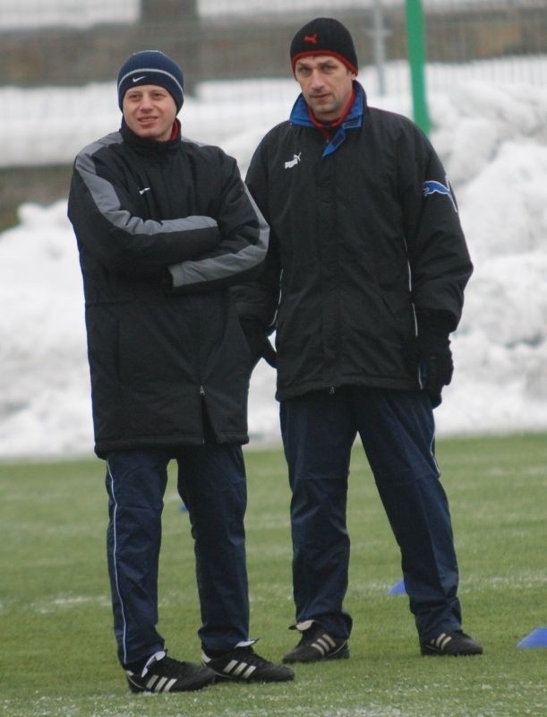 Trenerzy Wiernej Małogoszcz Mariusz Lniany (z lewej) i Michał Borowski podobnie jak kilku innych szkoleniowców świętokrzyskich drużyn, na decyzję Małopolskiego Związku Piłki Nożnej muszą czekać do piątku.