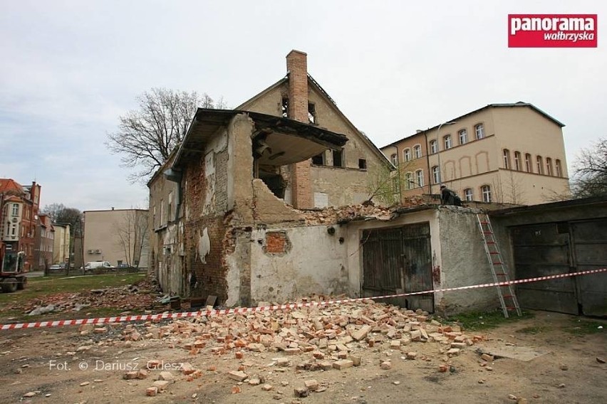 Katastrofa budowlana w Wałbrzychu. Zawaliła się kamienica [ZDJĘCIA]