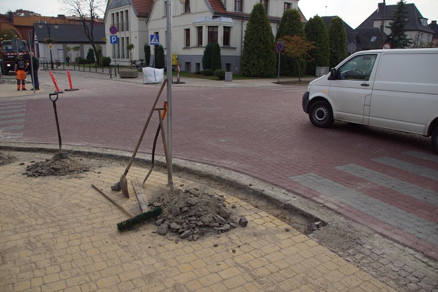 Wciąż realizowane są prace polegające na przebudowie ulicy...