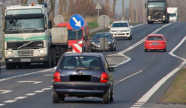 Siedmiu wykonawców zaprojektuje i zbuduje drogę ekspresową przebiegającą przez Bydgoszcz. Wczoraj podpisano z nimi umowy.