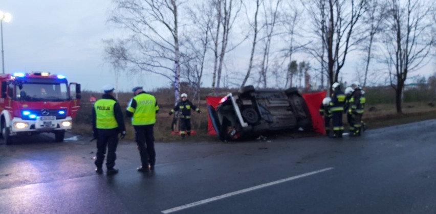 Śmiertelny wypadek w Paterku pod Nakłem. Samochód dachował, jedna osoba nie żyje