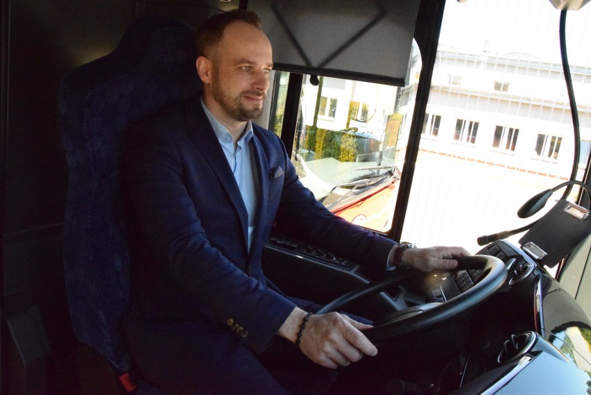 Kluczyki od nowych autobusów odebrali z rąk prezydenta...