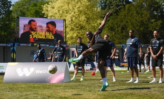 Najszybszy człowiek na świecie Usain Bolt uwielbia grać w piłkę nożną, mimo nieprzychylnych recenzji fachowców...