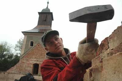 Grzegorza Bąkowskiego zastaliśmy podczas skuwania starych murów zabytkowego kościoła