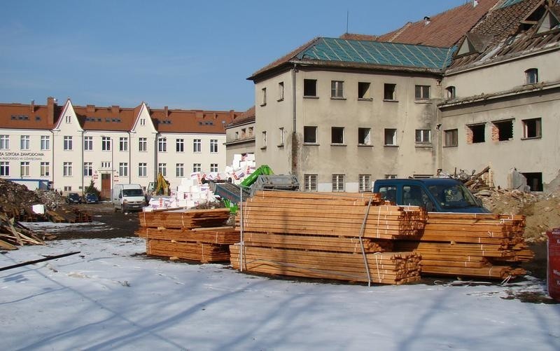 Oświęcim. Kampus Państwowej Wyższej Szkoły Zawodowej powiększy się o trzeci duży gmach. Trwa przebudowa historycznego obiektu [ZDJĘCIA]