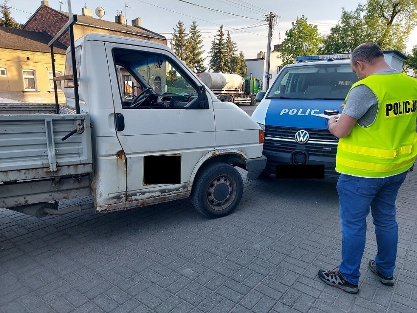 W Radomsku pijany kierowca uderzył w radiowóz zaparkowany przed komendą policji