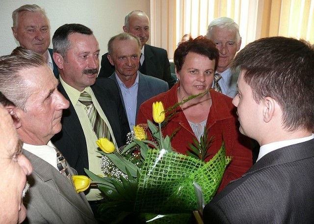 Od sołtysów z gminy Włoszczowa Bartłomiej Dorywalski otrzymał w prezencie srebrne spinki do mankietów i krawatu.