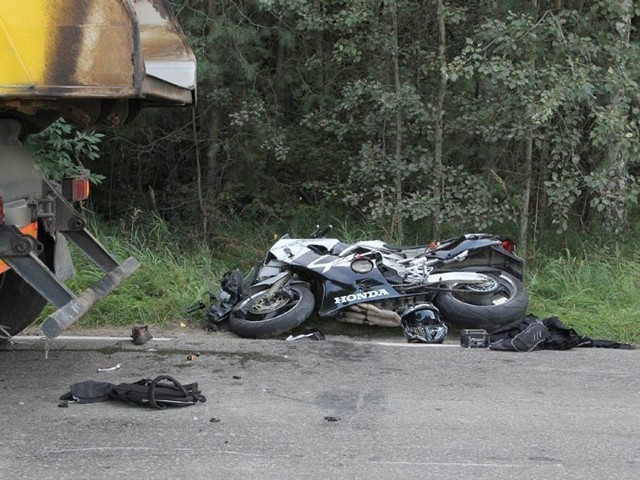 Śmiertelny wypadek. Motocyklista wbił się w tira