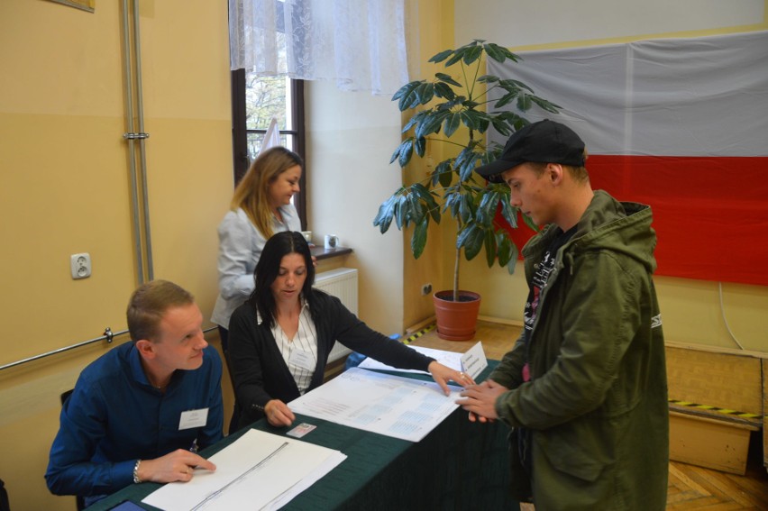 Wybory samorządowe 2018. W Tarnowie, na godzinę 16 frekwencja nie przekroczyła 30 procent. Przynajmniej w Śródmieściu [ZDJĘCIA]