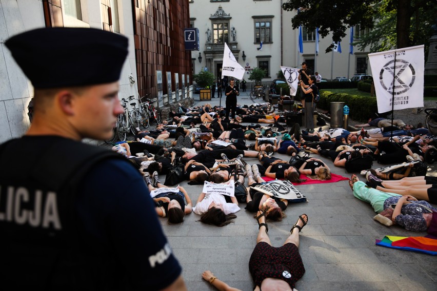 Kraków. Die-in: Wymieramy. Aktywiści protestowali pod magistratem