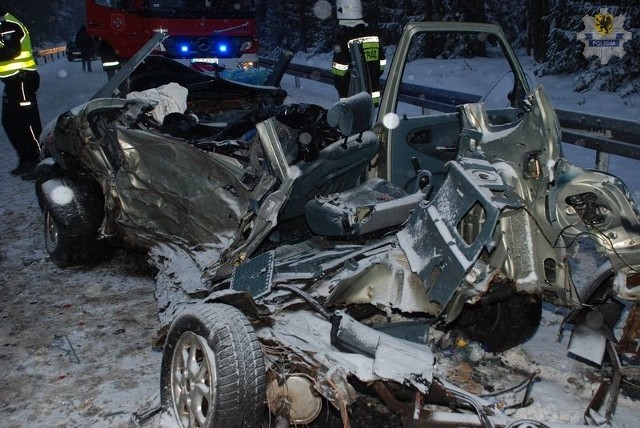 Skutki zderzenia były jednak tak duże, że trasa była całkowicie zablokowana przez ponad cztery godziny. Policjanci kierowali w tym czasie samochody na alternatywne trasy, a potem - jeszcze przez kilka wieczornych godzin - sterowali ruchem w systemie wahadłowym. Droga była przejezdna dopiero przed północą. Aktualnie policjanci ustalają dokładne okoliczności wypadku.