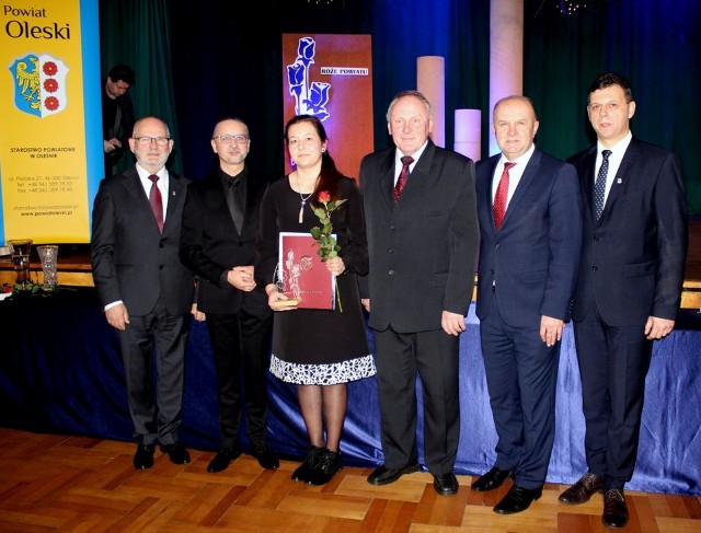 Katarzyna Pawlaczyk, Zdzisław Spodzieja i Korneliusz Wiatr zostali odznaczeni Różami Powiatu. Róże Powiatu to nagrody starosty oleskiego za osiągnięcia w dziedzinie sportu, twórczości artystycznej, upowszechniania i ochrony kultury.Katarzyna Pawlaczyk jest nauczycielką WF-u w szkole w Rudnikach, a także gminnym koordynatorem sportu. Założyła w Rudnikach najlepszą drużyny speed-ballu w w Polsce. Zdzisław Spodzieja to  artysta ludowy, rzeźbiarz i społecznik z Praszki. Prowadzi warsztat rzeźbiarskie, jest też współorganizatorem Biegu Pamięci Żołnierzy Wyklętych „Wilczym Tropem” oraz rajdów rowerowych w gminie Praszka. Korneliusz Wiatr to dyrygent i pianista. Jest twórcą  big bandu Wind Band i festiwalu Jazzobranie. Na co dzień prowadzi zajęcia ze studentami w Instytucie Muzyki Akademii im. Jana Długosza w Częstochowie. Jest też  nauczycielem w szkole muzycznej I stopnia w Oleśnie oraz dyrektorem Młodzieżowego Studium Muzyki Rozrywkowej. Na zdjęciu od lewej: Od lewej: wicestarosta Stanisław Belka, Korneliusz Wiatr, Katarzyna Pawlaczyk, Zdzisław Spodzieja, marszałek Andrzej Buła, starosta Roland Fabianek.