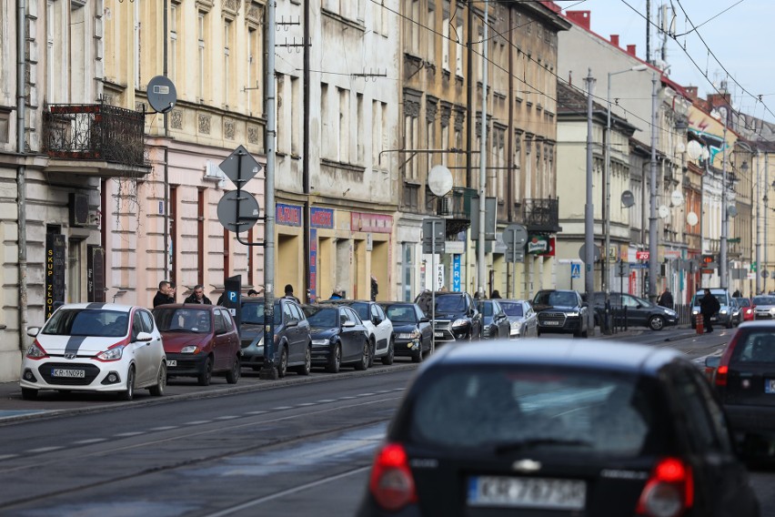 Kraków. Nowe zasady w strefie parkowania wywołują kontrowersje. Prywatne parkingi konkurują cenami z opłatami za postój na ulicach