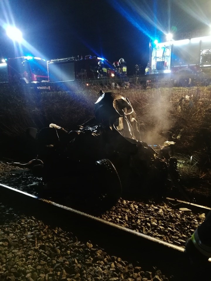 Wypadek na torach w gminie Słomniki. Samochód wpadł na torowisko, kierowca zdążył uciec przed zderzeniem z pociągiem