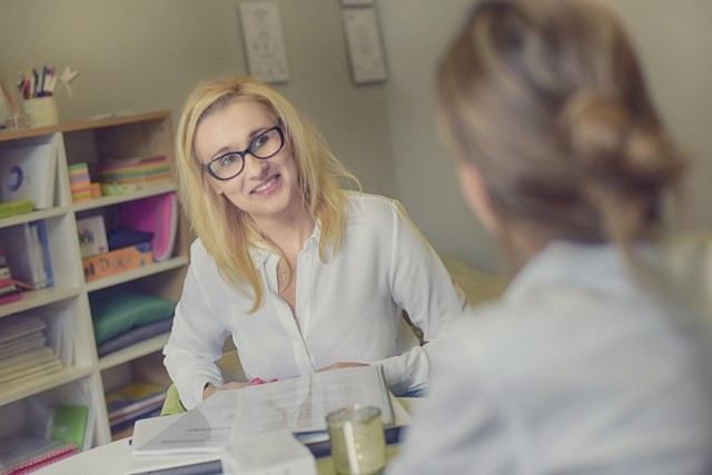 Edyta Maliczak ze Słubic, trener relacji: Rozmawiajmy o tym, co czujemy. Teraz nie załatwiajmy trudnych, wcześniej  niewyjaśnionych spraw. Rozmawiajmy o tym, co tu i teraz przez komunikatory online, dzwońmy do siebie częściej. Przeczekajmy ten czas. Być może to też sprawdzian dla związku, jak jest silny. To sprawdzian dla nas, jak bardzo kochamy.