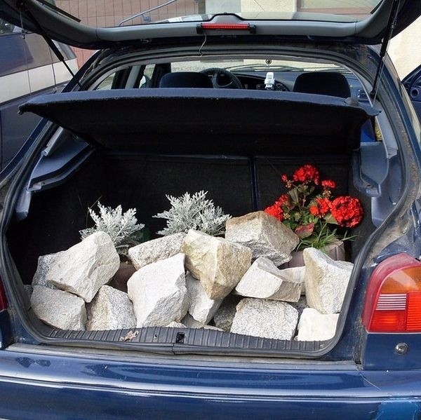W bagażniku auta 27-latka policja znalazła kamienie ozdobne i donice z kwiatami.