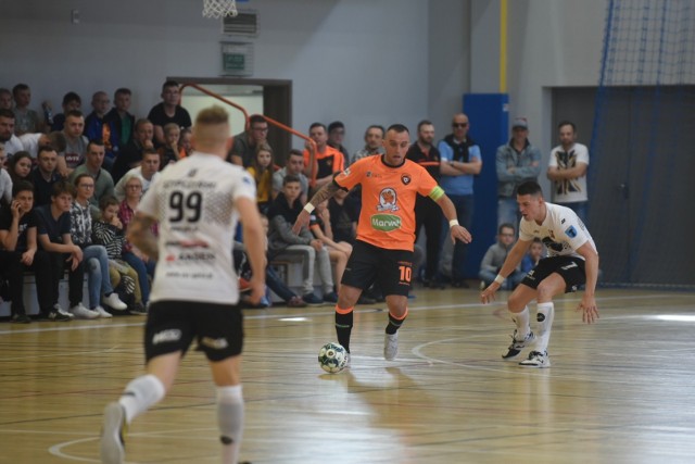 FC Toruń pokonał Gattę Active Zduńska Wola 2:1. Bramki dla torunian zdobyli Mateusz Waszak i Remigiusz Spychalski. Po sobotnim spotkaniu, które rozpoczęło rundę finałową Futsal Ekstraklasy, nasz zespół umocnił się na drugim miejscu w tabeli. Do końca sezonu pozostały jeszcze cztery kolejki.