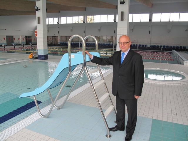 Burmistrz Andrzej Grabowski z dumą prezentuje nowy obiekt w Kowalewie. Mieszkańcy będą mogli korzystać m.in. z basenu pływackiego z sześcioma torami
