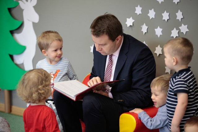 Arkadiusz Wiśniewski przeczytał maluchom bajkę "Trzy małe świnki", czyli jedną z opowieści słynnych braci Grimm.