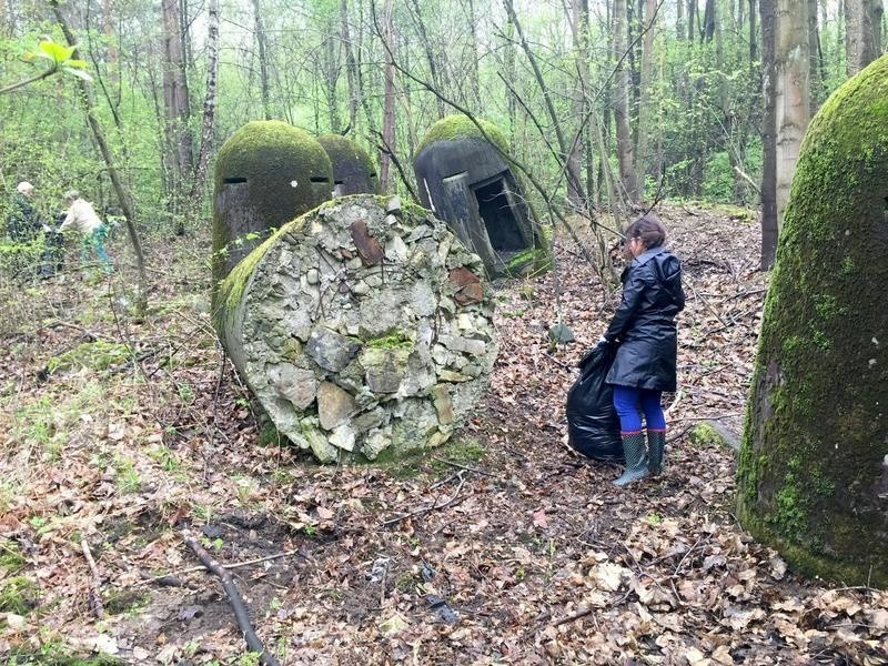 Tworzenie wystawy plenerowej ze schronami z drugiej wojny światowej rozpoczęli od sprzątania lasu