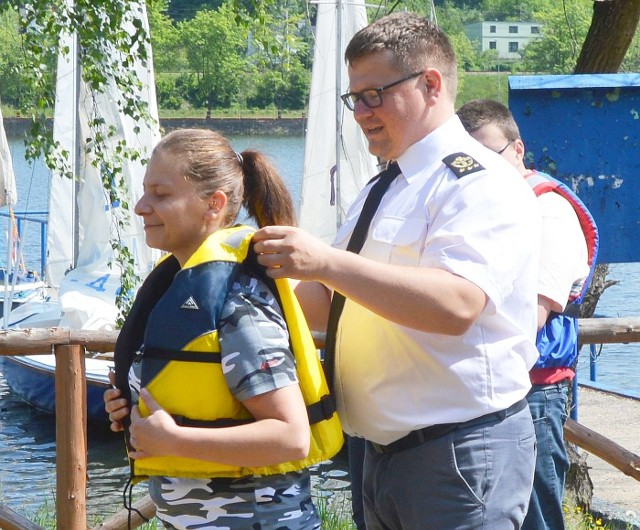 Odpowiednio dobrana i prawidłowo założona kamizelka to podstawa bezpieczeństwa na wodzie - mówi instruktor żeglarstwa Henryk Miszczyk.