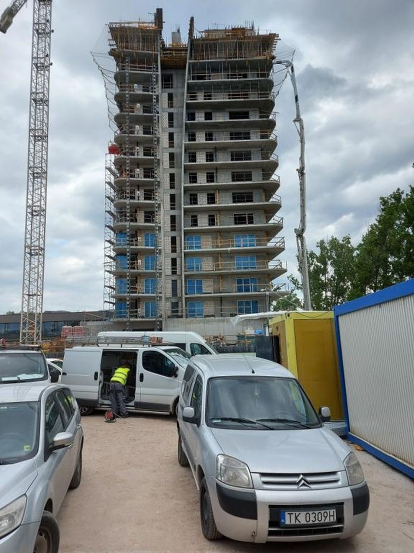 Największa w Polsce maszyna na budowie Plaza Tower - najwyższego budynku w Kielcach. Zobacz jak szła praca [ZDJĘCIA Z DRONA] 