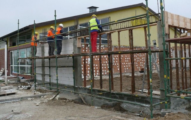 Trwa rozbudowa Biedronki we Włoszczowie. Otwarcie w połowie czerwcaOd końca marca trwa remont popularnej sieci Biedronka przy ulicy Wiśniowej we Włoszczowie. Ponowne otwarcie w połowie czerwca.