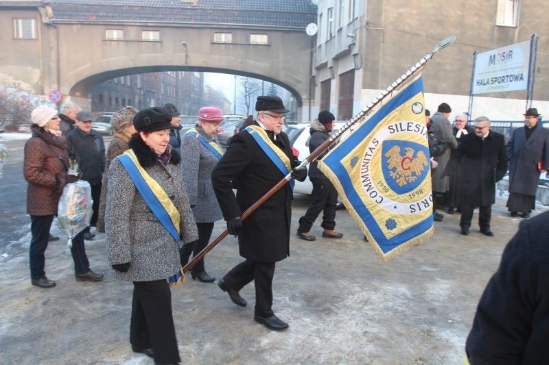 Obchody Dnia Tragedii Górnośląskiej w Mysłowicach: Kwiaty przy Promenadzie [ZDJĘCIA]