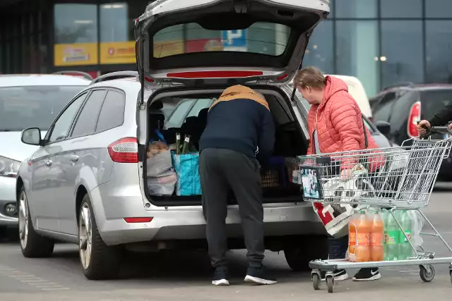 Prawie 24 godziny na wielkanocne wydatki muszą pracować ci, których wynagrodzenie nie przekracza wysokości płacy minimalnej (23,90 zł netto/h), a w Polsce takich osób jest ponad 3 mln