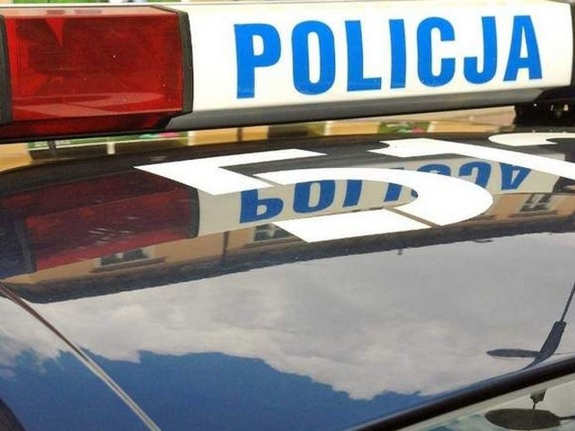 Policja zatrzymała matkę i ojca 11-miesięcznej dziewczynki, która w piątek wypadła z okna na parterze jednej z kamienic w Toruniu.