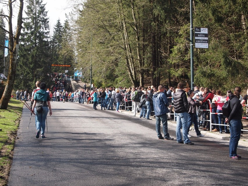 Zakopane: tłumy na drogach, ulicach i w górach [ZDJĘCIA]