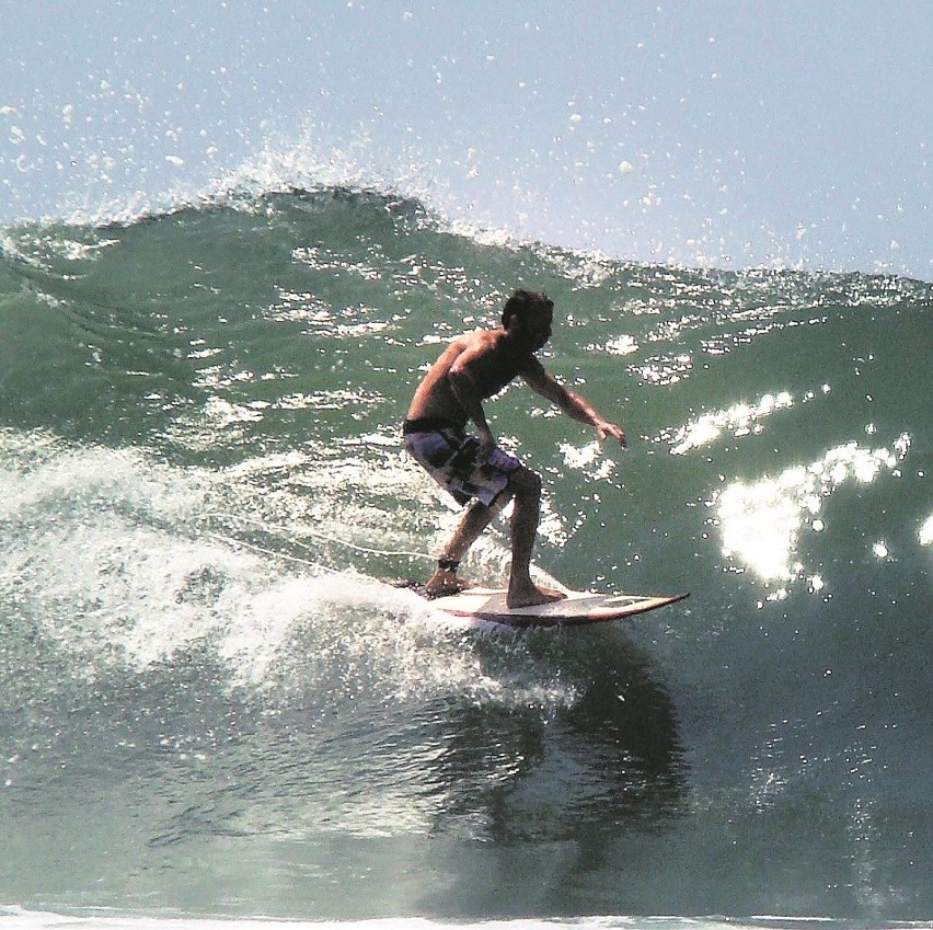 Podstawy surfingu i wakacje na fali