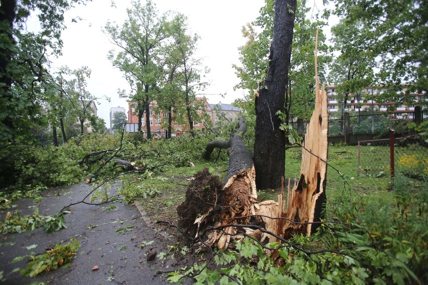 Nad Chorzowem przeszła trąba powietrzna, szkody są też w...