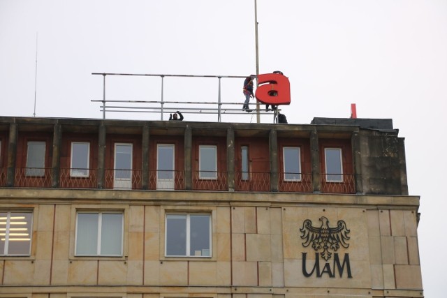 Na Facebookowym profilu Uniwersytetu Adama Mickiewicza w Poznaniu pojawiło się zdjęcie ukazujące pracowników demontujących napis "Amica" z dachu Collegium Martineum  u zbiegu ulic Święty Marcin i Kościuszki.