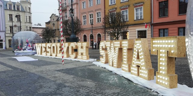 Na grudziądzkim Rynku w poniedziałek montowane są nowe ozdoby świąteczne. Wśród nich są dmuchane "bombki"  oraz świecący napis "Wesołych świąt".