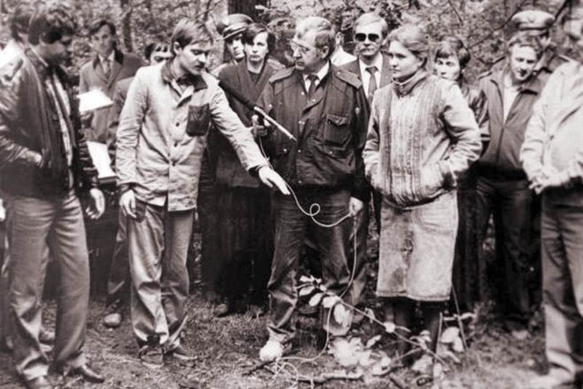 1988 rok, Mariusz Trynkiewicz podczas wizji lokalnej w lesie, gdzie zakopał ciało jednego chłopca i spalił zwłoki trzech innych. Jego ofiary miały od 11 do 13 lat. Nazwano go "Szatanem z Piotrkowa&#8221;.