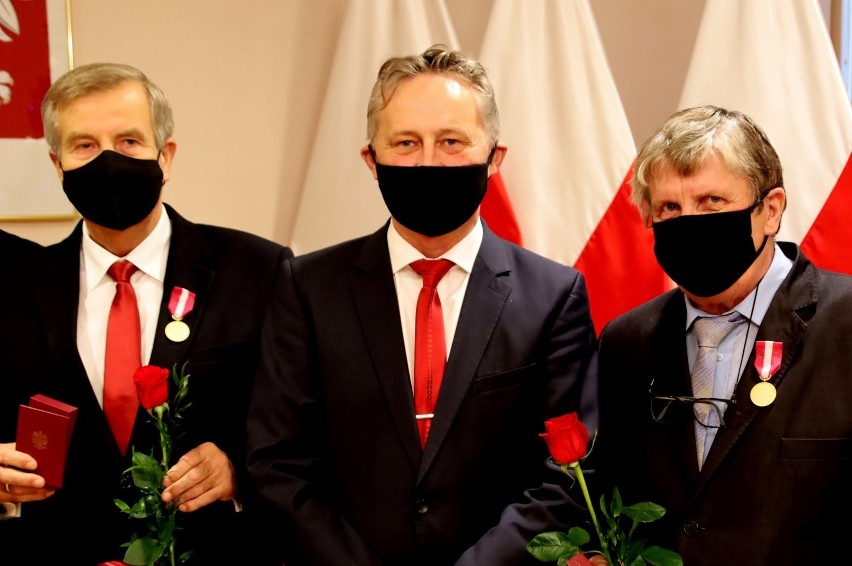 Od lewej: starosta staszowski Józef Żółciak, wojewoda...