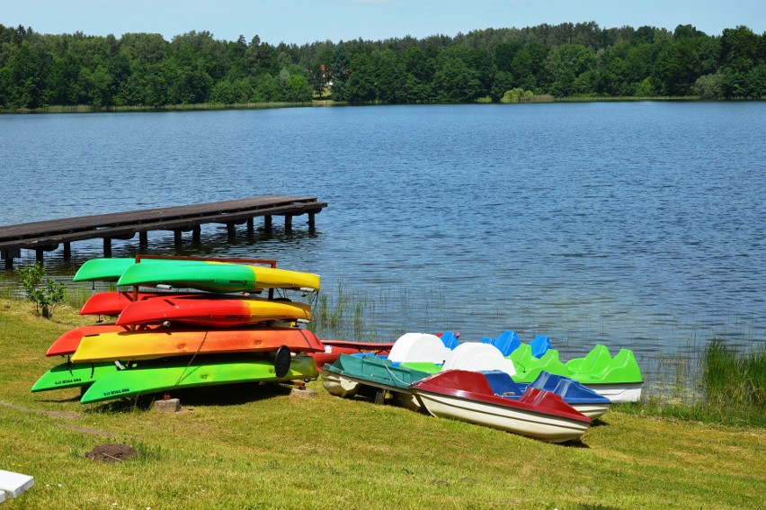 Nad jeziorem Jeleń można wypożyczyć sprzęt wodny.
